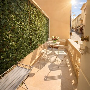 Outdoor dining - Apartment 'St Antoine' with Sea View, Wi-Fi and Air Conditioning (Cannes)
