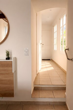Interior - Apartment 'St Antoine' with Sea View, Wi-Fi and Air Conditioning (Cannes)