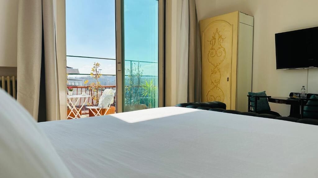 Phòng đôi Deluxe, ban công, quang cảnh thành phố | Két bảo mật tại phòng, bàn ủi/dụng cụ ủi quần áo 
