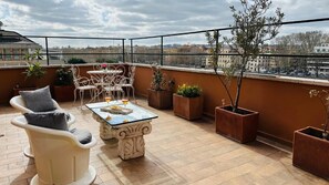 Junior Suite, Balcony, City View | Teres/patio