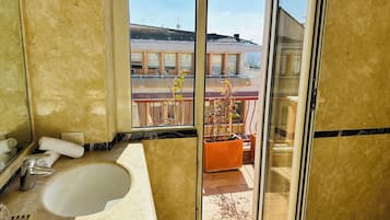 Deluxe Double Room, Balcony, City View | Interior