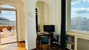 Suite Junior, balcon, vue sur la ville | Vue de la chambre