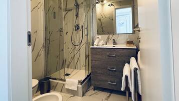 Kamar Double Standar, balkon, pemandangan kota | Kamar mandi | Kloset