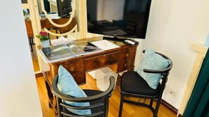 Suite Junior, balcon, vue sur la ville | Minibar, coffre-fort pour ordinateur portable, fer et planche à repasser