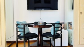 Deluxe Double Room, Balcony, City View | Tempat makan