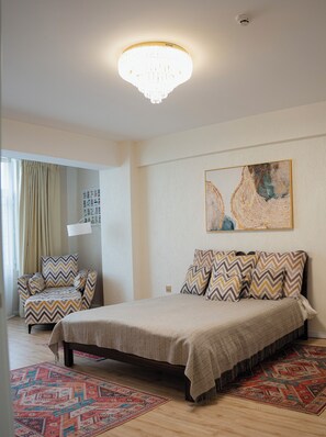 Room - Bright & Spacious Apartment in Central UB + Workstation (Ulaanbaatar)