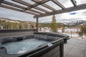 Outdoor spa tub - 12 Ramble Ln | Rooftop Hot Tub, Walk Downtown (Winter Park)