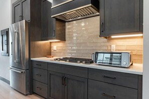Private kitchen - 12 Ramble Ln | Rooftop Hot Tub, Walk Downtown (Winter Park)