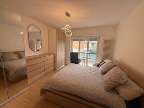 Room - Iconic Lugano Suite with Free Garage in delightful Lugano neighborhood (Lugano)