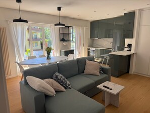 Living area - Iconic Lugano Suite with Free Garage in delightful Lugano neighborhood (Lugano)