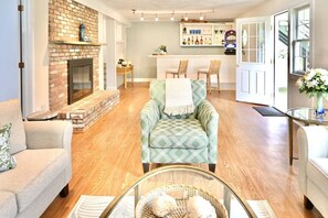 TV, ping pong, books, offices - S.S. Escape | Walk to Beaches | Newly Renovated | Dog Friendly (Falmouth)