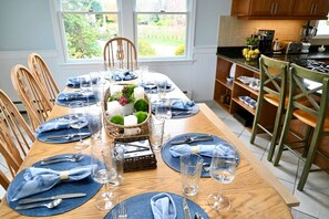 Dining - S.S. Escape | Walk to Beaches | Newly Renovated | Dog Friendly (Falmouth)