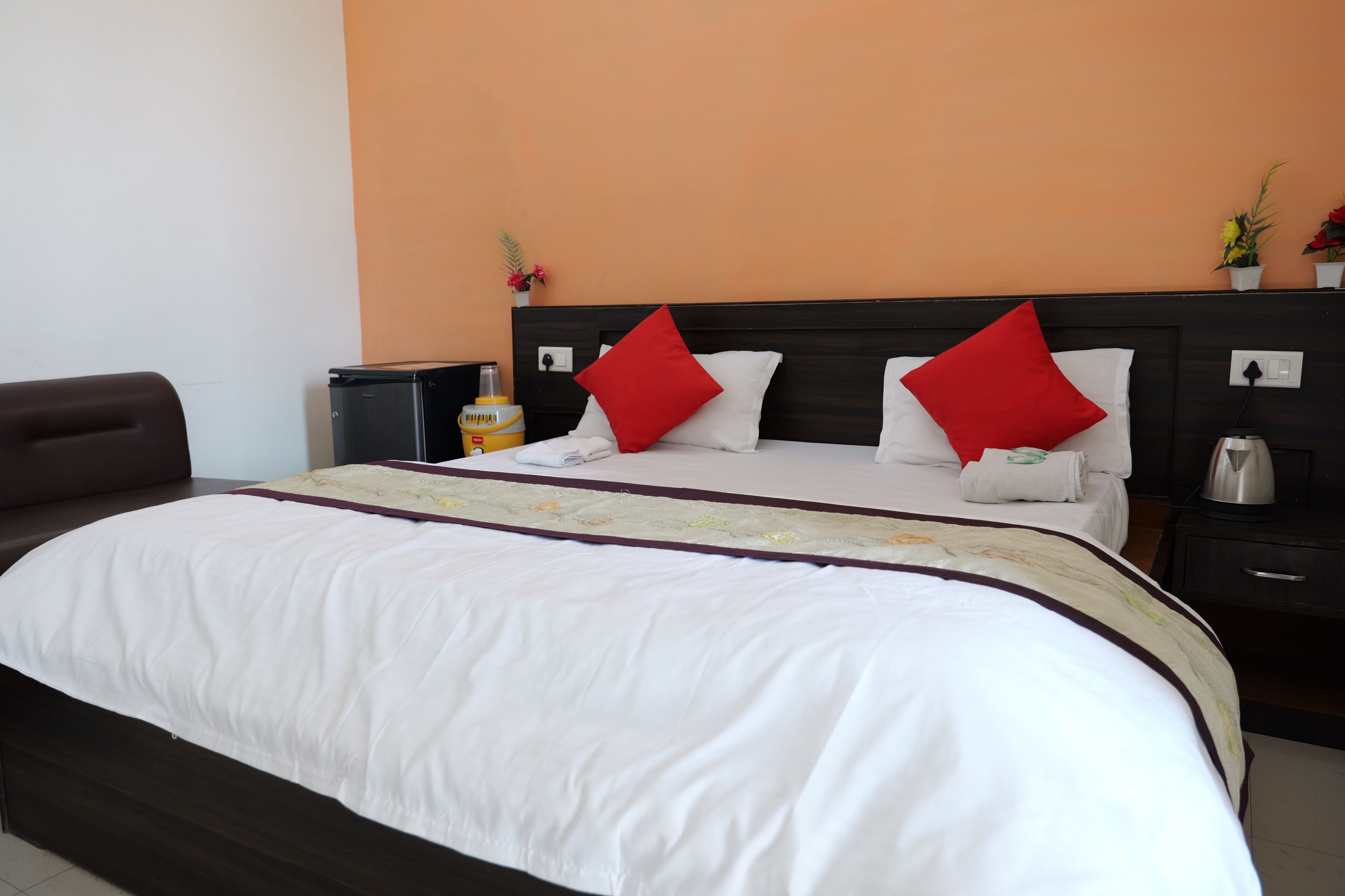 Desk, laptop workspace, WiFi (free), bed sheets