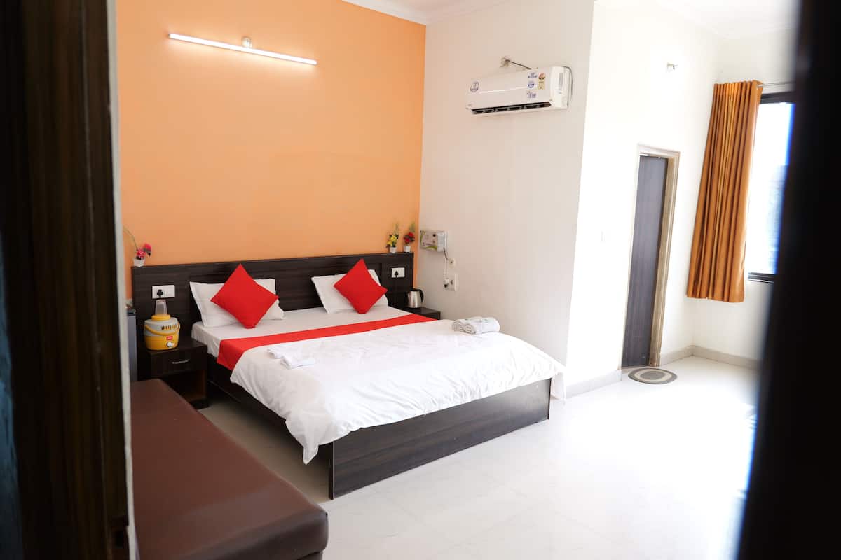 Desk, laptop workspace, free WiFi, bed sheets