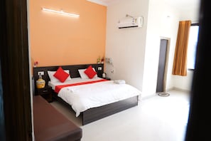 Desk, laptop workspace, free WiFi, bed sheets