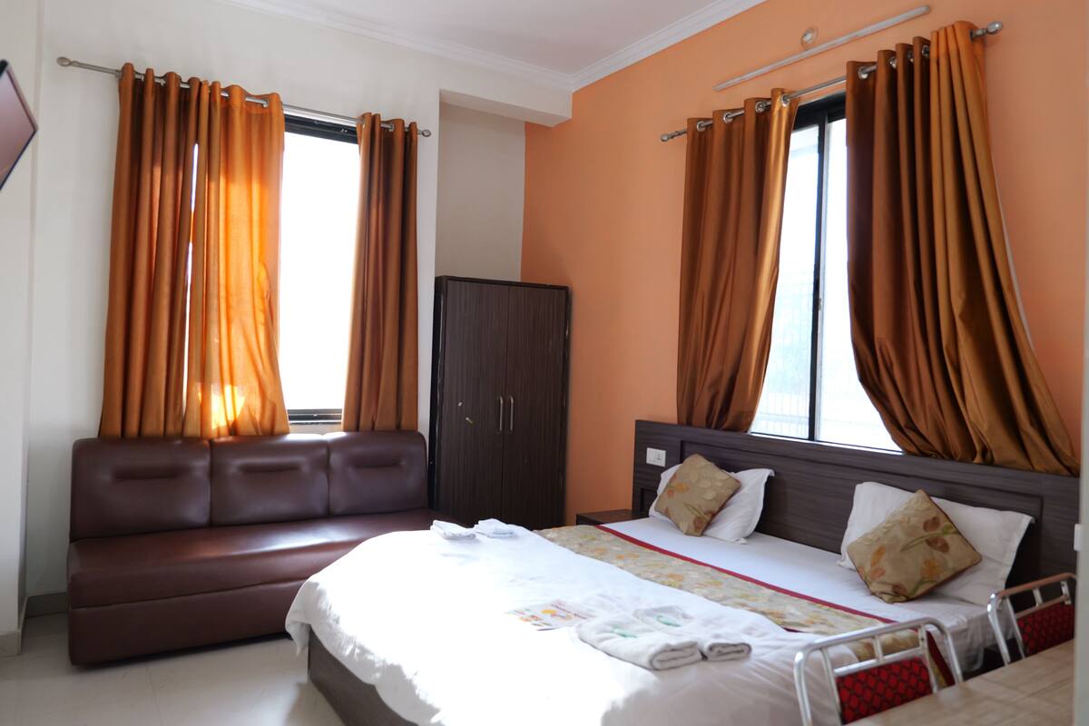 Escritorio, espacio para trabajar con laptop y wifi gratis 
