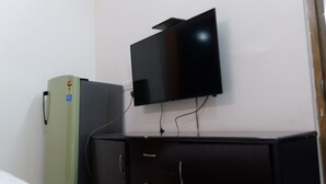 Escritorio, espacio para trabajar con laptop y wifi gratis 