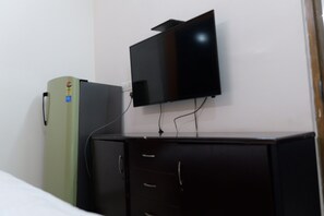 Escritorio, espacio para trabajar con laptop y wifi gratis 