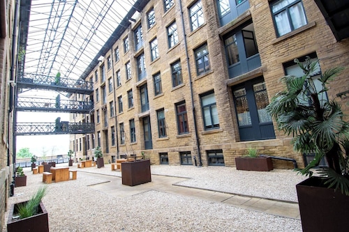 Charming 2-bedroom Apartment in Bradford With City Views
