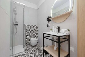Shower, hair dryer, towels, shampoo - A comfortable studio near PGE Narodowy | A place to work (Warszawa)