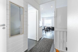 Comfort Apartment, 3 Bedrooms, Sauna, Courtyard View | Iron/ironing board, free WiFi, bed sheets - Modern 3BR Apt Next to Ski Slopes (Kittilä)