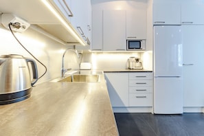 Comfort Apartment, 3 Bedrooms, Sauna, Courtyard View | Private kitchen | Full-size fridge, microwave, oven, stovetop - Modern 3BR Apt Next to Ski Slopes (Kittilä)
