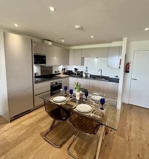 Private kitchen - Stylish Sea-View 3 Bedroom Apartment by Lusty Glaze Beach, Newquay (Newquay)