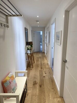 Interior - Stylish Sea-View 3 Bedroom Apartment by Lusty Glaze Beach, Newquay (Newquay)
