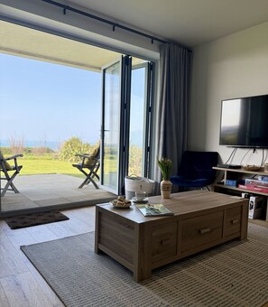 Living area - Stylish Sea-View 3 Bedroom Apartment by Lusty Glaze Beach, Newquay (Newquay)