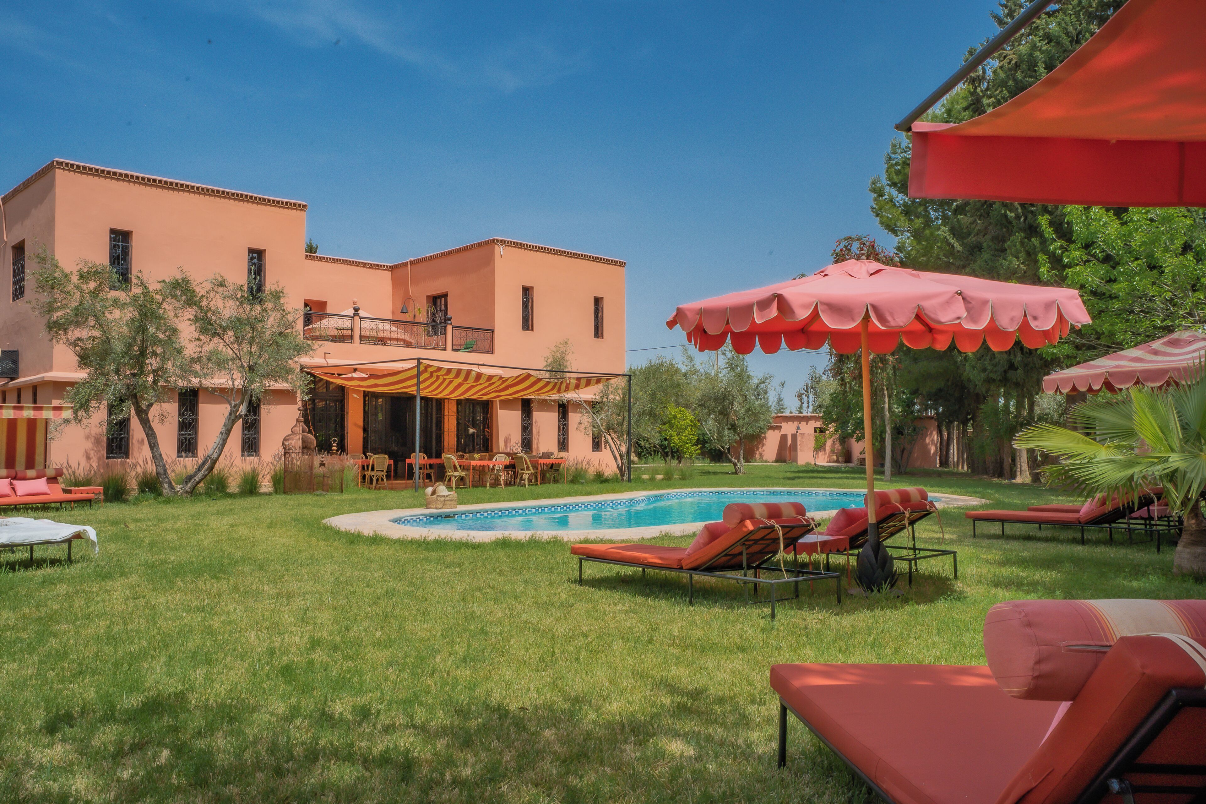 Outdoor pool, pool umbrellas, sun loungers