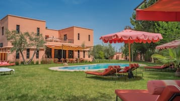 Outdoor pool, pool umbrellas, sun loungers