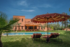 Outdoor pool, pool umbrellas, pool loungers - Villa Samadhi (Marrakech)