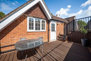 Outdoor dining - Comfortable Cottage with Decking in Castle Cary (Castle Cary)
