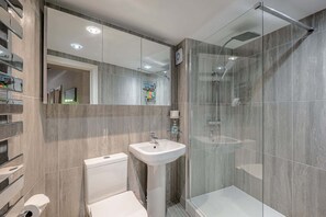 Shower, hair dryer, towels - Comfortable Cottage with Decking in Castle Cary (Castle Cary)
