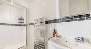 Dusche, Haartrockner, Handtücher, Shampoo
