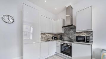 Fridge, microwave, stovetop, dishwasher