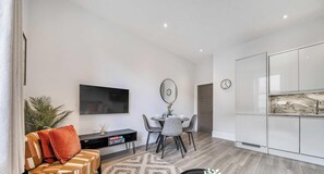TV - Stylish 1-Bedroom Apartment Near Southsea Common (Portsmouth)