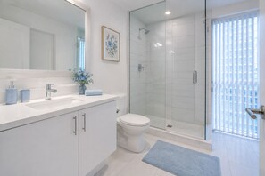 Signature-Zimmer | Badezimmer | Kostenlose Toilettenartikel, Haartrockner, Handtücher, Seife