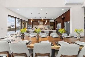 Una cocina moderna con armarios de madera oscura, electrodomésticos de acero inoxidable y una isla central.