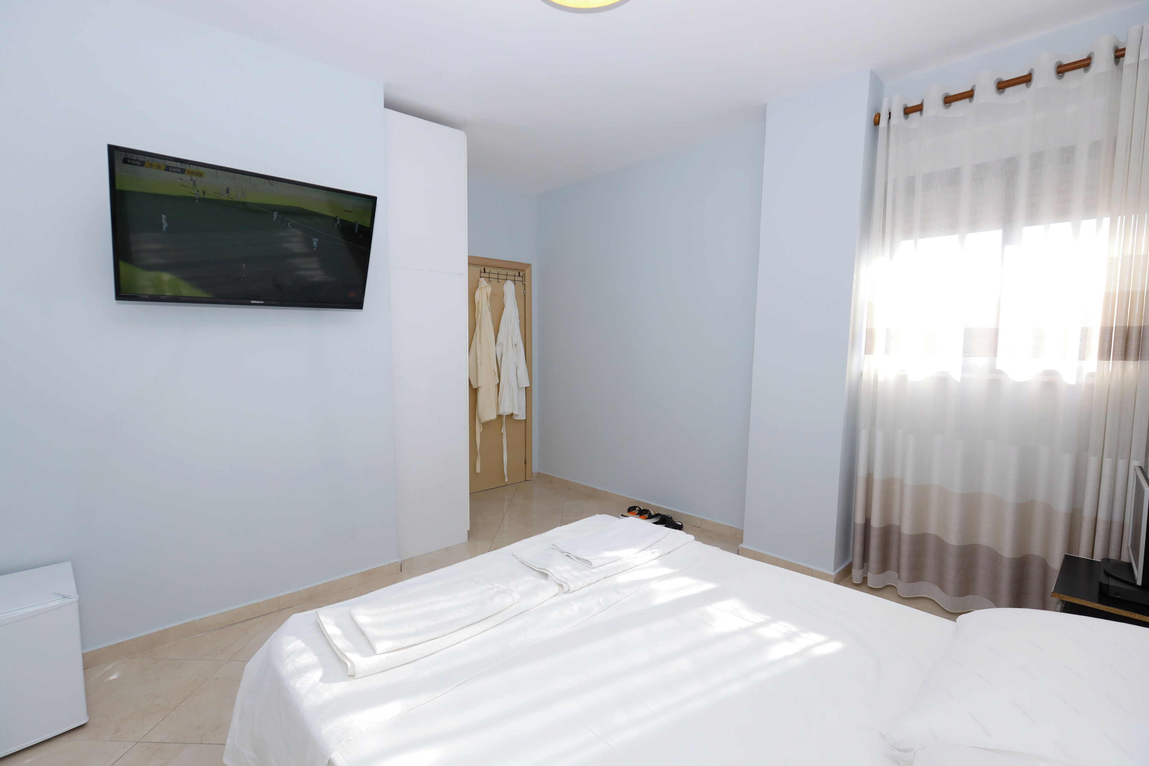 Iron/ironing board, WiFi, bed sheets