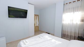Iron/ironing board, WiFi, bed sheets