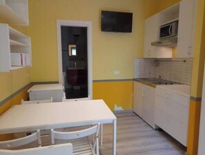 Dining - Renovated studio apartment 150 meters Metro B (Roma)
