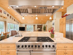 Fridge, microwave, coffee/tea maker, toaster - NEW Spacious Lake Tahoe Retreat, Pool Table, Close to Town & Beaches (SL101) (Stateline)