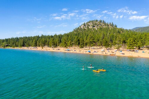 NEW Spacious Lake Tahoe Retreat, Pool Table, Close to Town & Beaches (SL101)