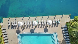 An aerial view of a resort with a swimming pool, sun loungers, and a beach area. - Cozy Modern 1BR - Outdoor Space & Beach Access (Hallandale Beach)