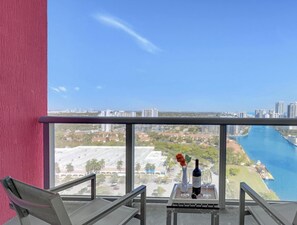 Property grounds - High Floor Studio w/ Balcony & Shuttle (Hallandale Beach)