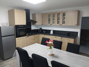 Fridge, microwave, oven, stovetop - Detached house with view of the 4 fils aymon (Bogny-sur-Meuse)