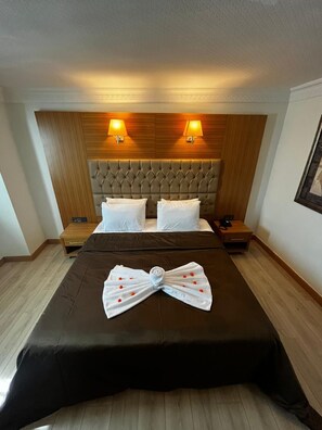 Chambre Double pour 1 personne, vue ville | Coffres-forts dans les chambres, bureau