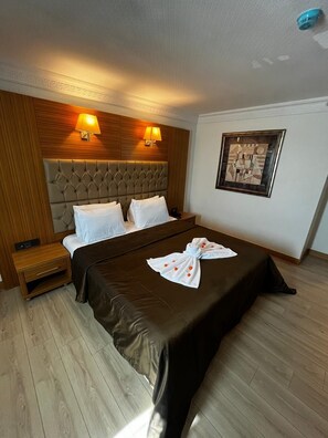 Chambre Double ou avec lits jumeaux, vue ville | Coffres-forts dans les chambres, bureau