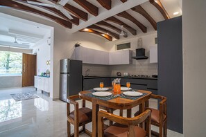 Private kitchen - Alaya Stays Udgam Vilas 3BHK With Jacuzi (Dehradun)